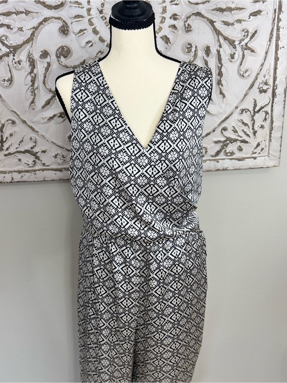 The Limited Printed Sleeveless Jumpsuit Black White Tie Back Medium